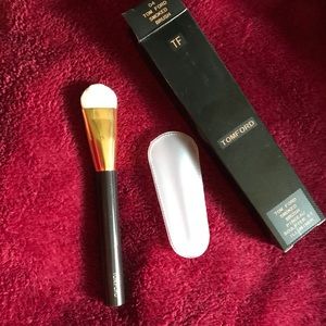 Tom Ford Illuminater brush 04
